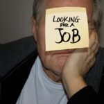 Uomo preoccupato controlla documenti, rappresenta il tema della pensione anticipata negata.