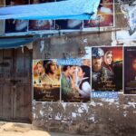 Borgo pittoresco immerso nella natura, con strade acciottolate e antiche abitazioni.