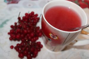 Tazza di tè caldo fumante, simbolo di benessere per il fegato durante l'inverno.