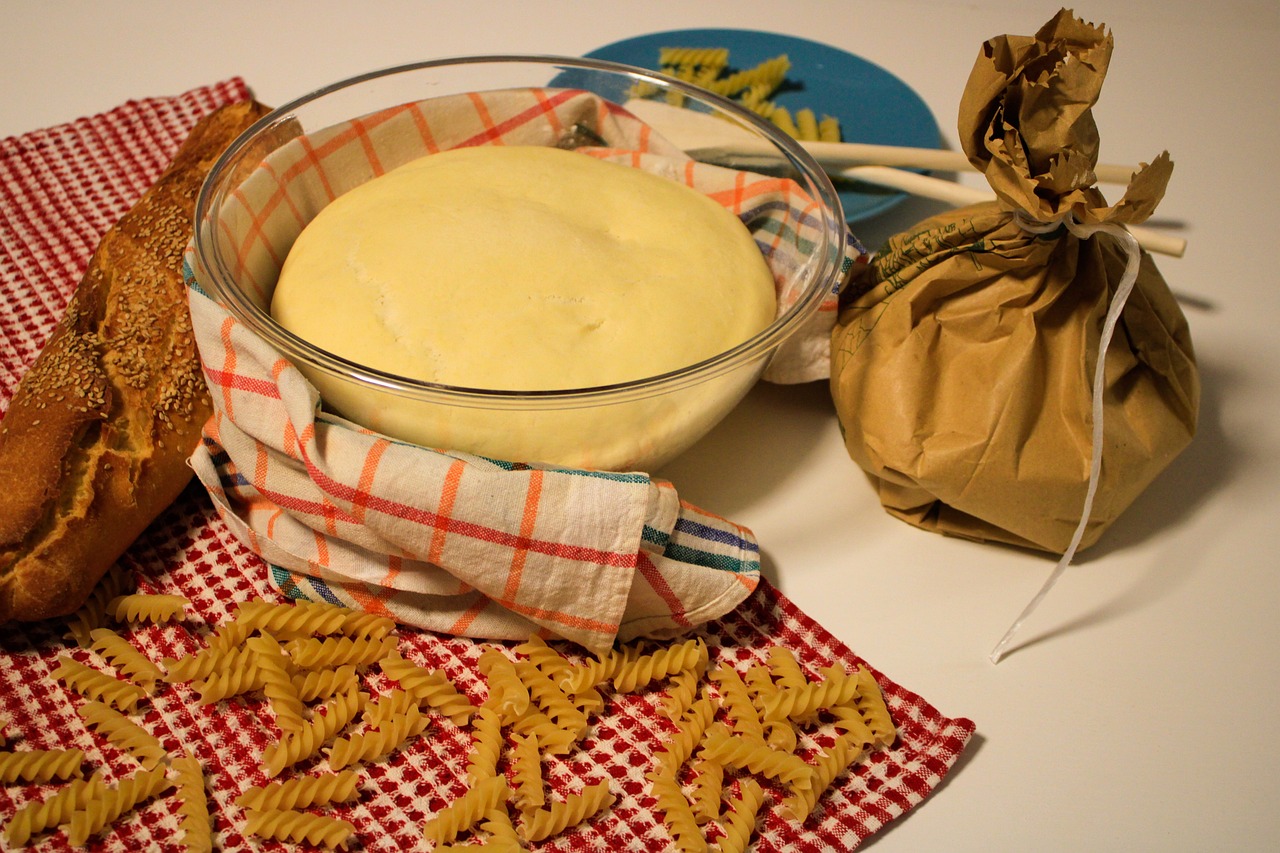 Pasta all'uovo avvolta nella pellicola trasparente, pronta per riposare per 30 minuti.