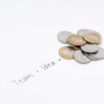 Immagine di un imprenditore che presenta un progetto a investitori in un ambiente moderno e collaborativo.