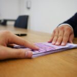 Persona che consulta un esperto finanziario per richiedere un prestito personale senza garanzie.