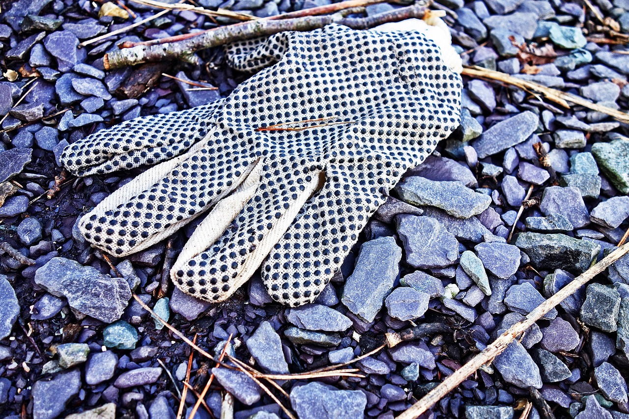 Ghiaia sparsa in modo errato nel giardino, compromettendo il drenaggio del terreno.