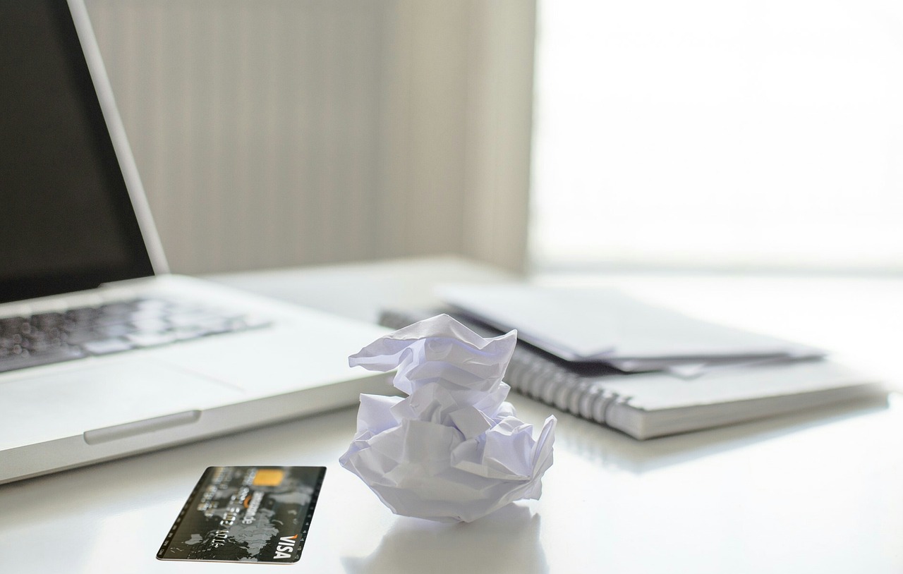 Immagine che illustra un bonifico bancario con messaggi di errore e blocco della transazione.