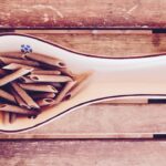 Immagine di un piatto di cereali sani, in sostituzione della pasta, con verdure fresche e condimenti.