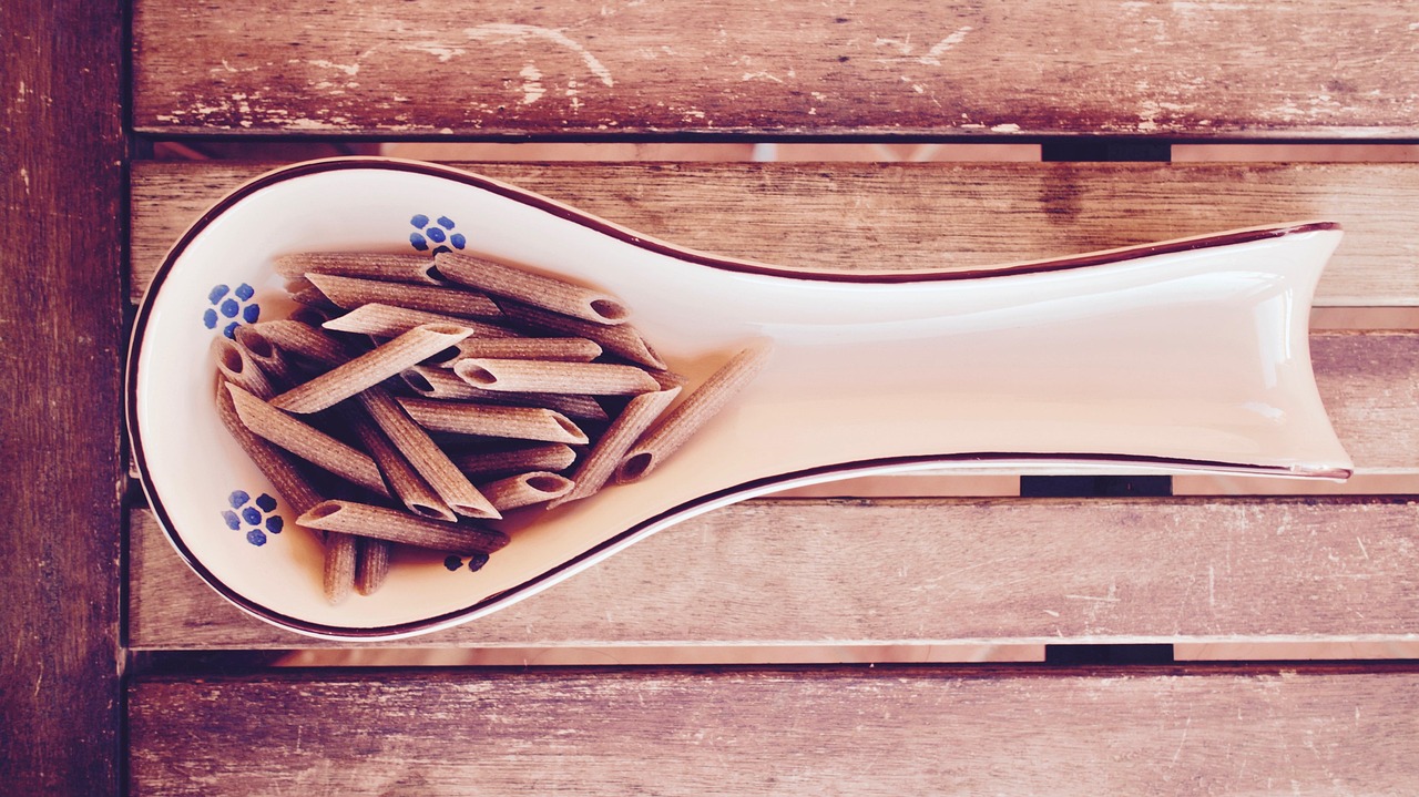 Immagine di un piatto di cereali sani, in sostituzione della pasta, con verdure fresche e condimenti.