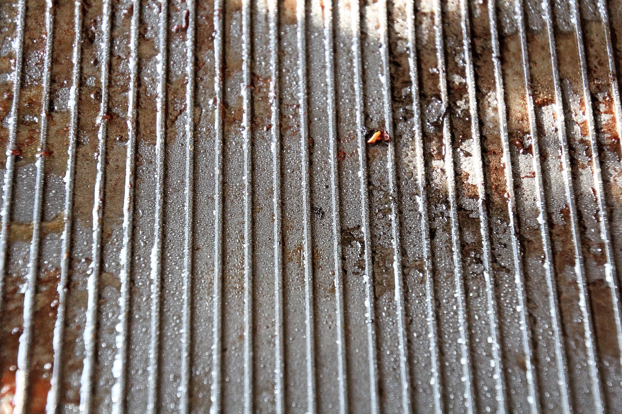 Erbacce crescono tra le mattonelle, acqua di cottura della pasta versata per eliminarle.