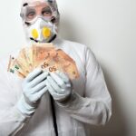 Due pacchisti sorridenti mostrano i premi vinti nel gioco "Affari tuoi".