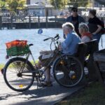 Uomo anziano che esamina documenti sulla patente, preoccupato per il nuovo limite di età europeo.