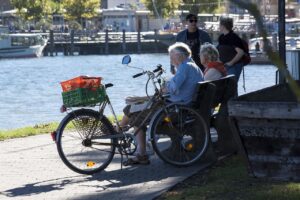 Uomo anziano che esamina documenti sulla patente, preoccupato per il nuovo limite di età europeo.