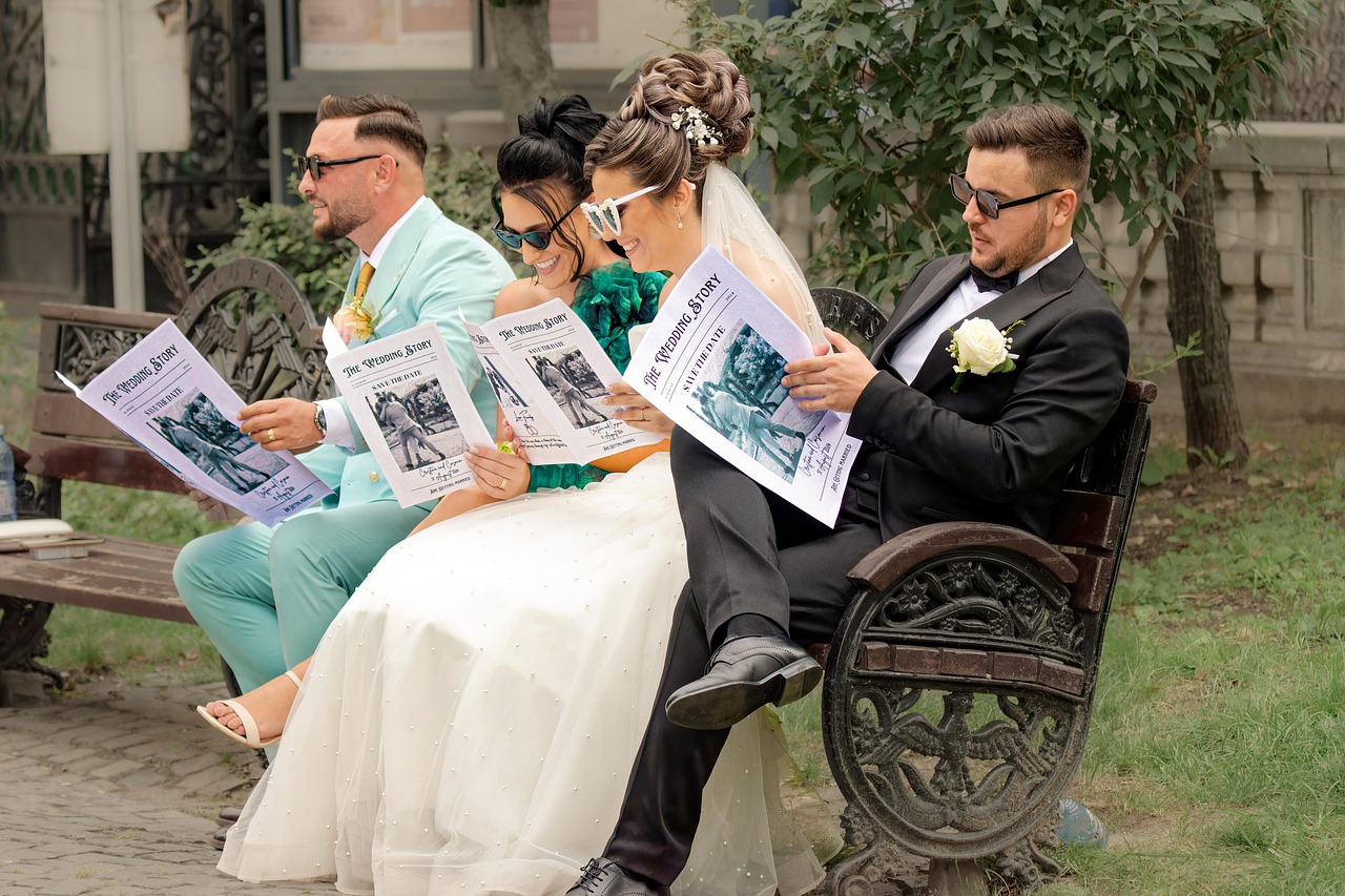 Due concorrenti sorridenti durante il gioco "Affari Tuoi" davanti a una valigia aperta.