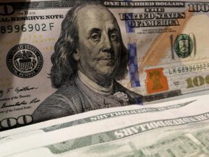 Uomo sorridente che legge un articolo sulle nuove norme pensionistiche del 2026.