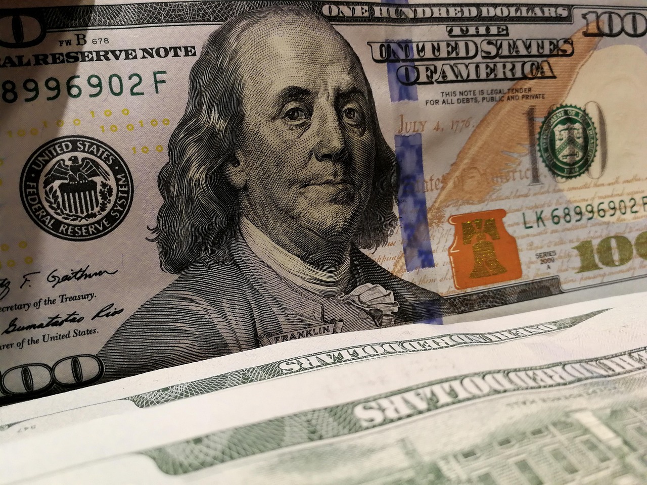 Uomo sorridente che legge un articolo sulle nuove norme pensionistiche del 2026.