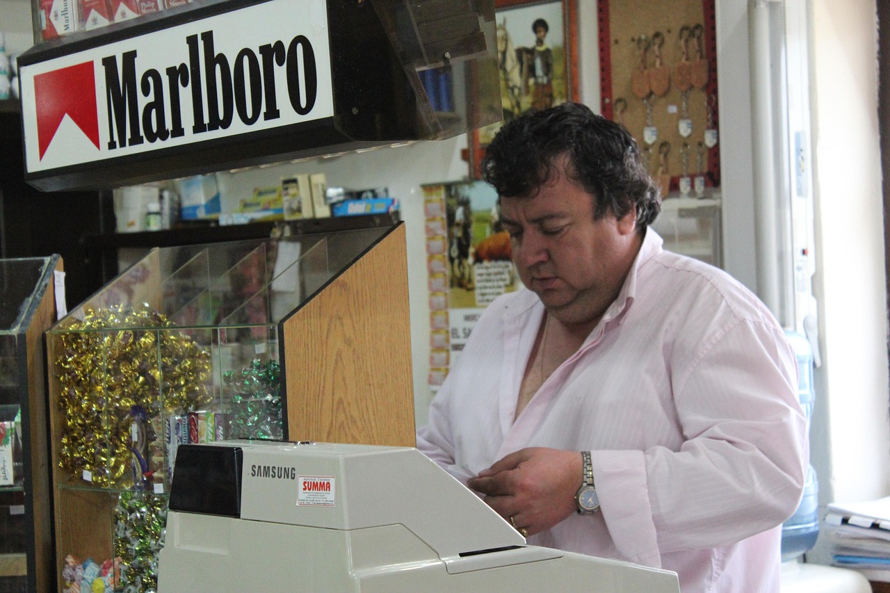 Immagine di un tabaccaio con biglietti Gratta e Vinci e un cliente sorridente che acquista.