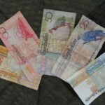 Immagine di diverse banconote non valide per i pagamenti, con evidenziate le caratteristiche distintive.