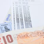 Immagine di ganasce fiscali su un'auto, simbolo del fermo amministrativo per bollo auto non pagato.