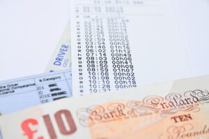 Immagine di ganasce fiscali su un'auto, simbolo del fermo amministrativo per bollo auto non pagato.