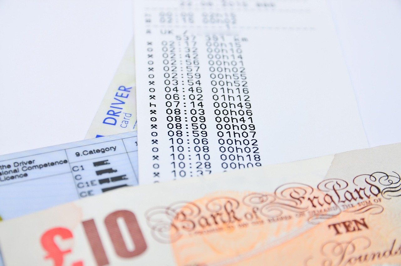 Immagine di ganasce fiscali su un'auto, simbolo del fermo amministrativo per bollo auto non pagato.