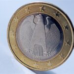 Moneta da 1 euro con l'aquila, simbolo della valuta europea e del suo valore collezionistico.