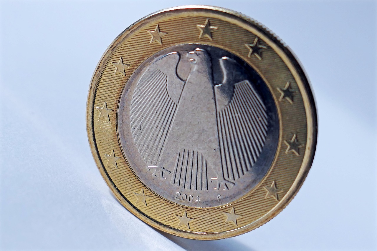 Moneta da 1 euro con l'aquila, simbolo della valuta europea e del suo valore collezionistico.