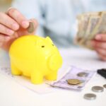 Uomo in pensiero davanti a un computer, riflettendo sulla pensione anticipata con 20 anni di contributi.