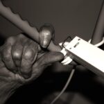 Immagine di un dispositivo domotico per anziani con funzioni salva-vita e simbolo di detrazione fiscale.