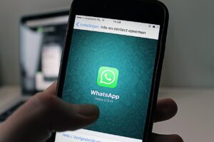 Guida illustrativa su come disattivare Meta AI su WhatsApp.