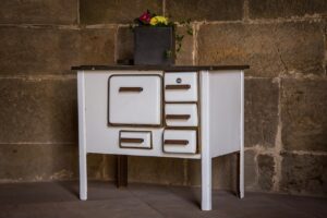 Immagine di una stufa moderna, simbolo del bonus di 8000 euro per sostituzioni nel 2025.