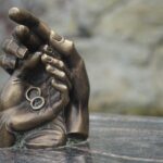 Immagine di una famiglia in discussione su documenti legali riguardanti la successione ereditaria.